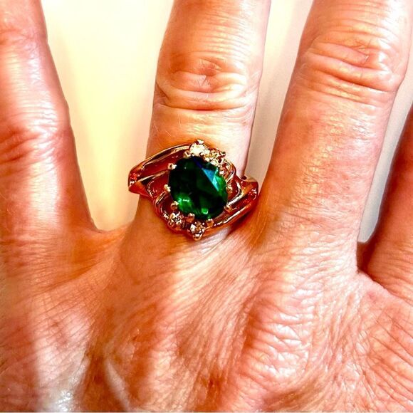 Elegant Vintage Gold Tone Ring with Green Stone - Picture 3 of 5